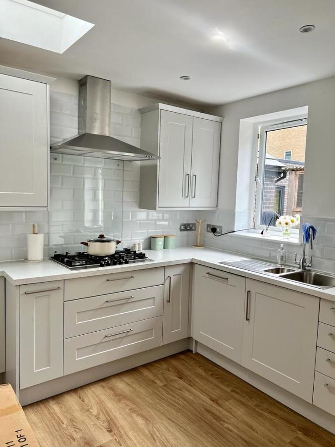 Family Home In Hampshire - Sleeps Up To 9 People With 3 Parking Spaces Winchester Dış mekan fotoğraf