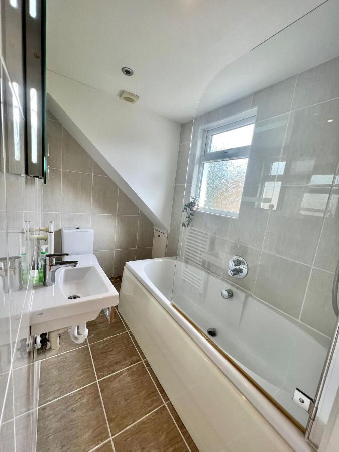 Family Home In Hampshire - Sleeps Up To 9 People With 3 Parking Spaces Winchester Dış mekan fotoğraf