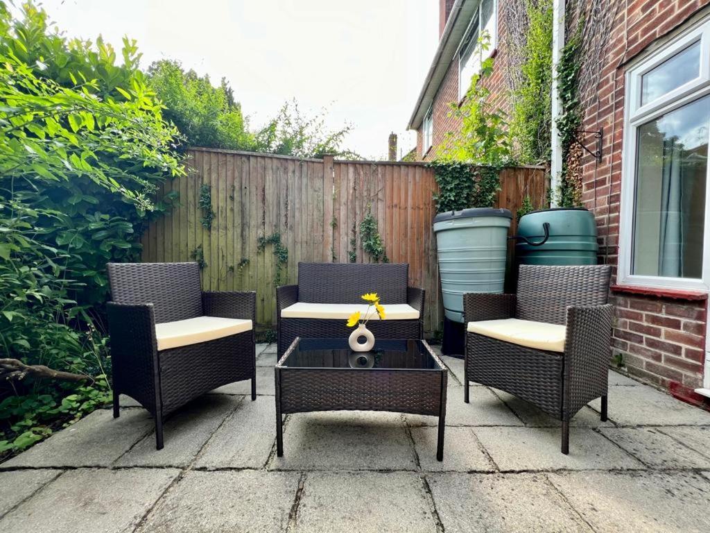 Family Home In Hampshire - Sleeps Up To 9 People With 3 Parking Spaces Winchester Dış mekan fotoğraf