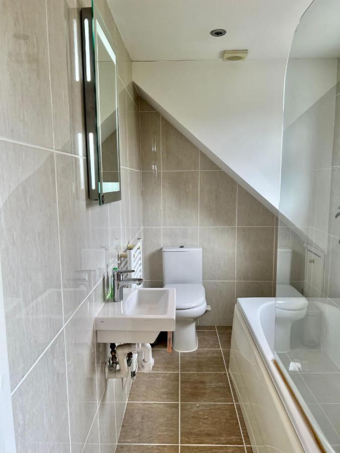 Family Home In Hampshire - Sleeps Up To 9 People With 3 Parking Spaces Winchester Dış mekan fotoğraf