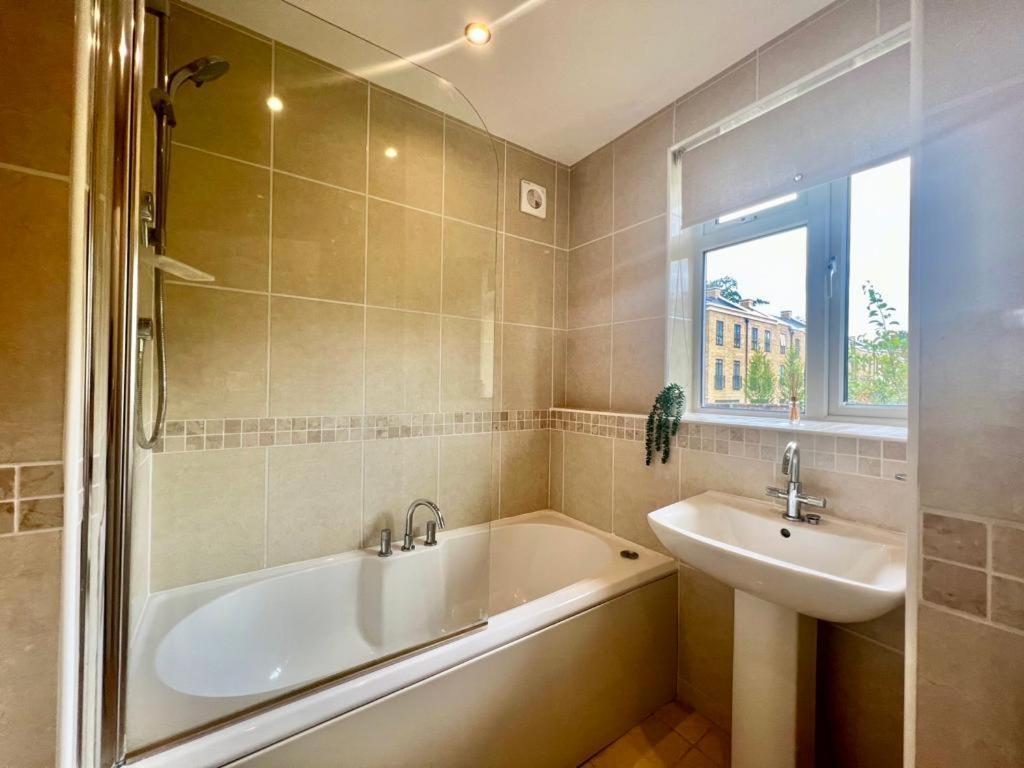 Family Home In Hampshire - Sleeps Up To 9 People With 3 Parking Spaces Winchester Dış mekan fotoğraf